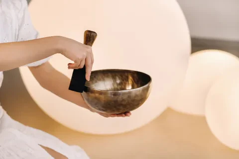 Масаж з Тібетськими чашами, що співають