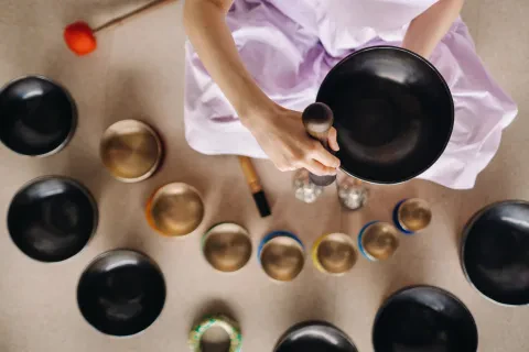 Масаж з Тібетськими чашами, що співають