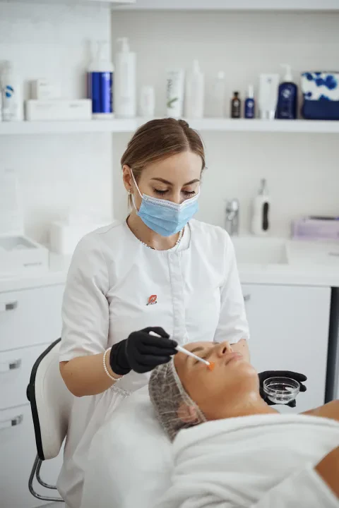 Апаратна чистка обличчя